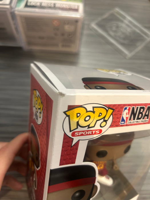 Funko POP! Sports: NBA - Lebron James (Cleveland)(Damaged Box) #01