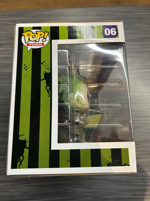 Funko POP! Town: Beetlejuice - Beetlejuice w/ Dantes's Inferno Room (Hot Topic)(Damaged Box) #06