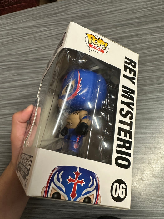 Funko POP! WWE: Rey Mysterio (Damaged Box)[A] #06